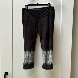 Athleta black workout Capri leggings w texture pattern woman’s size L